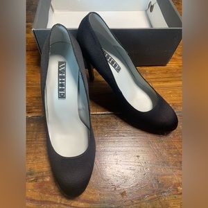 “White” By Vera Wang, Black colored Heels Size 8